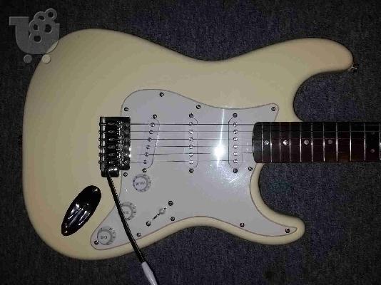 Fender Squire BULLET STRAT , λευκή